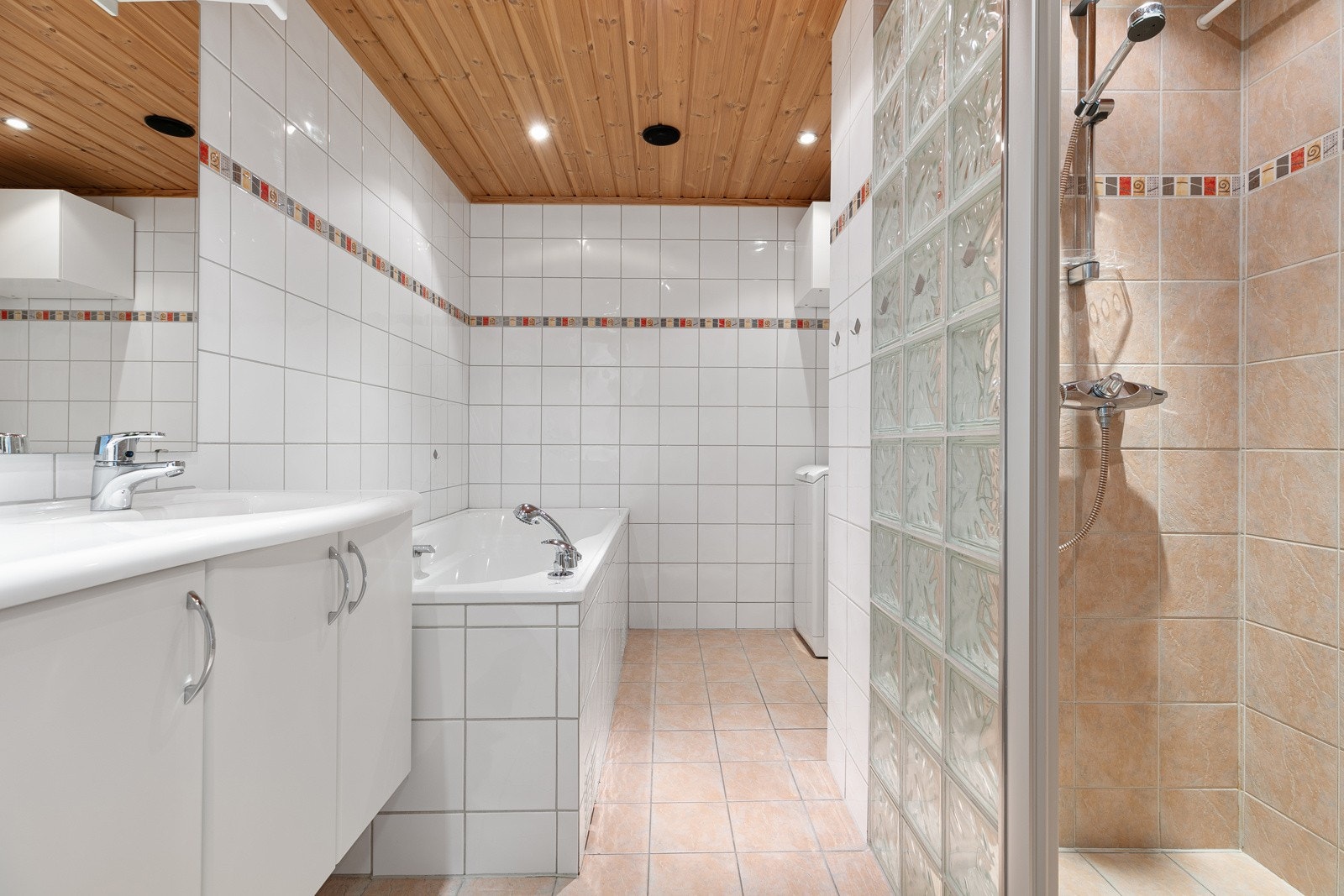 Flislagt bad med badekar og dusjnisje - downlights i tak Galleribilde