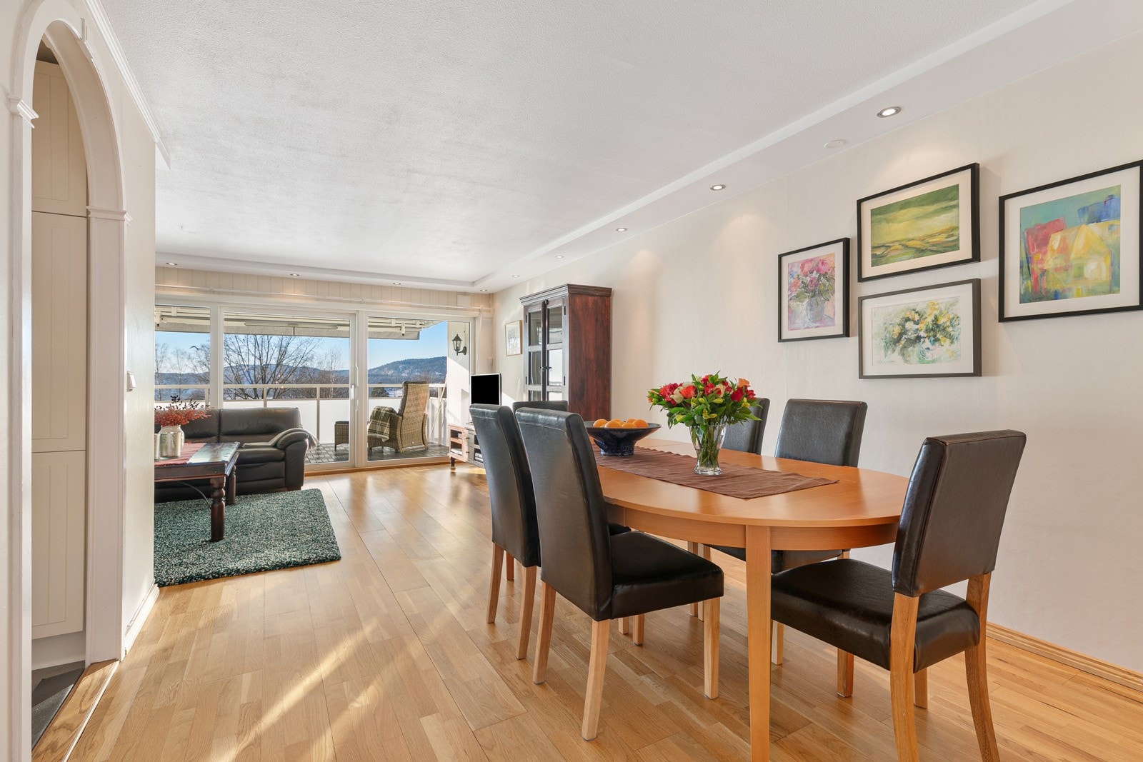 I stuen er det god plass til både salong og spisestue Galleribilde