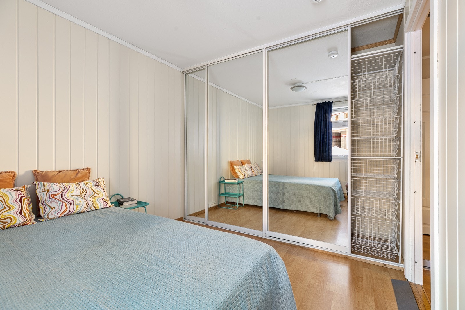 Soverom med skyvedørsgarderobe Galleribilde