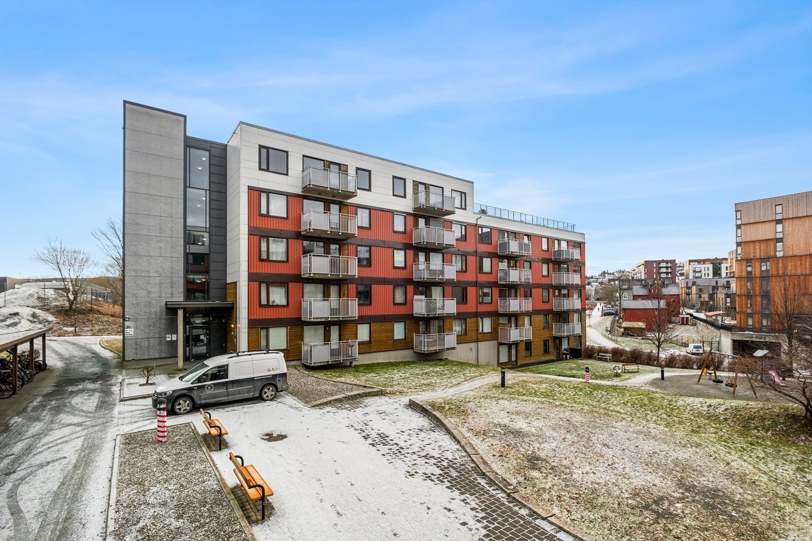 Leiligheten skiller seg ut med et usedvanlig godt bo-økonomisk regnestykke, hvor utleiedel dekker store deler av felleskostnaden, som inkluderer strøm, fjernvarme, kommunale avgifter, tv/internett og drift/vedlikehold . Galleribilde