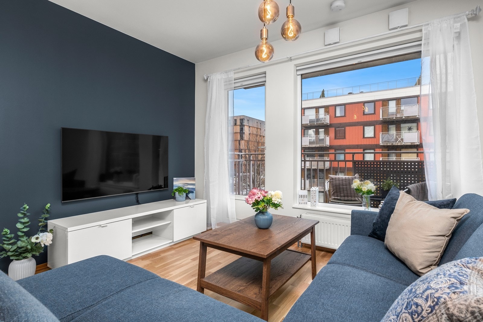 Leiligheten består av en hoveddel og utleiedel. Hoveddelen byr på stue, kjøkken, baderom, soverom og entré. Borettslaget har IN-ordning, noe som gir mulighet for individuell nedbetaling av fellesgjelden knyttet til andelen. Galleribilde