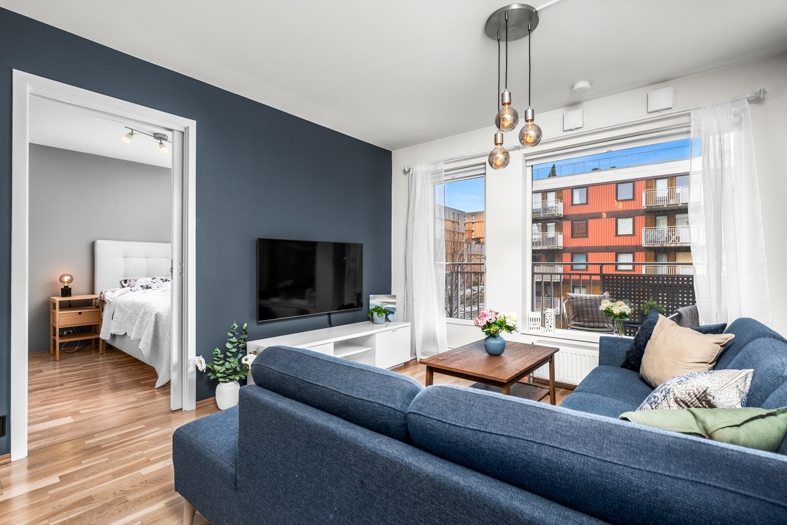 Her får du store vindusflater som sørger for rikelig med lysinnslipp. Dette sørger for en luftig atmosfære i leiligheten. Galleribilde