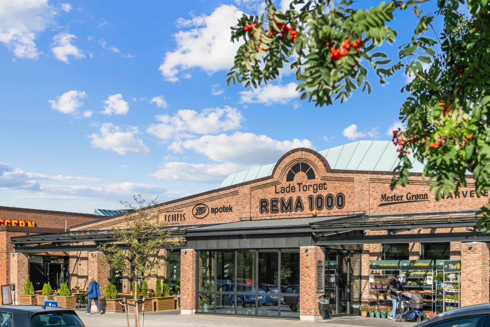 Du har et bredt utvalg på Ladetorget. Her får du Rema 1000 med post i butikk, restaurant, apotek, bakeri, og diverse småbutikker med alt man skulle trenge. Galleribilde
