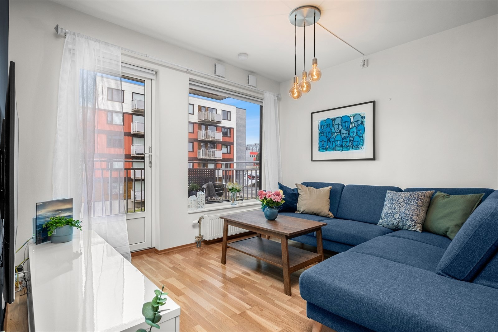 Videre besitter leiligheten moderne kvaliteter som balansert ventilasjon, fjernvarme og heis i bygget. Galleribilde