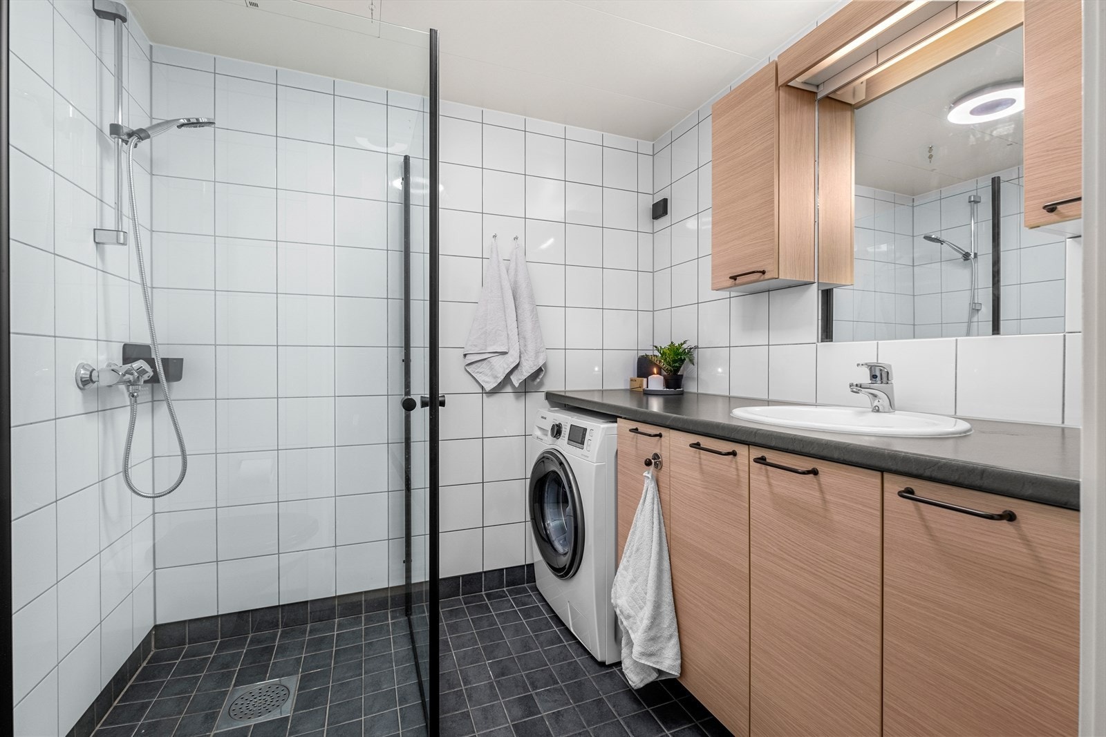 Delikat og flislagt baderom på gode 4m². Det er selvsagt behagelig gulvvarme som varmekilde. Her får du også stilig innredning fra italienske Aran. Galleribilde