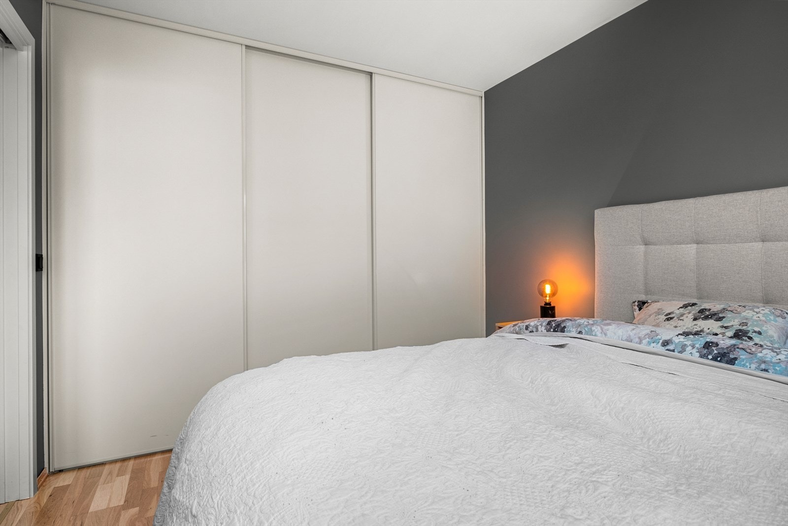 Garderobeskap medfølger handelen. Galleribilde