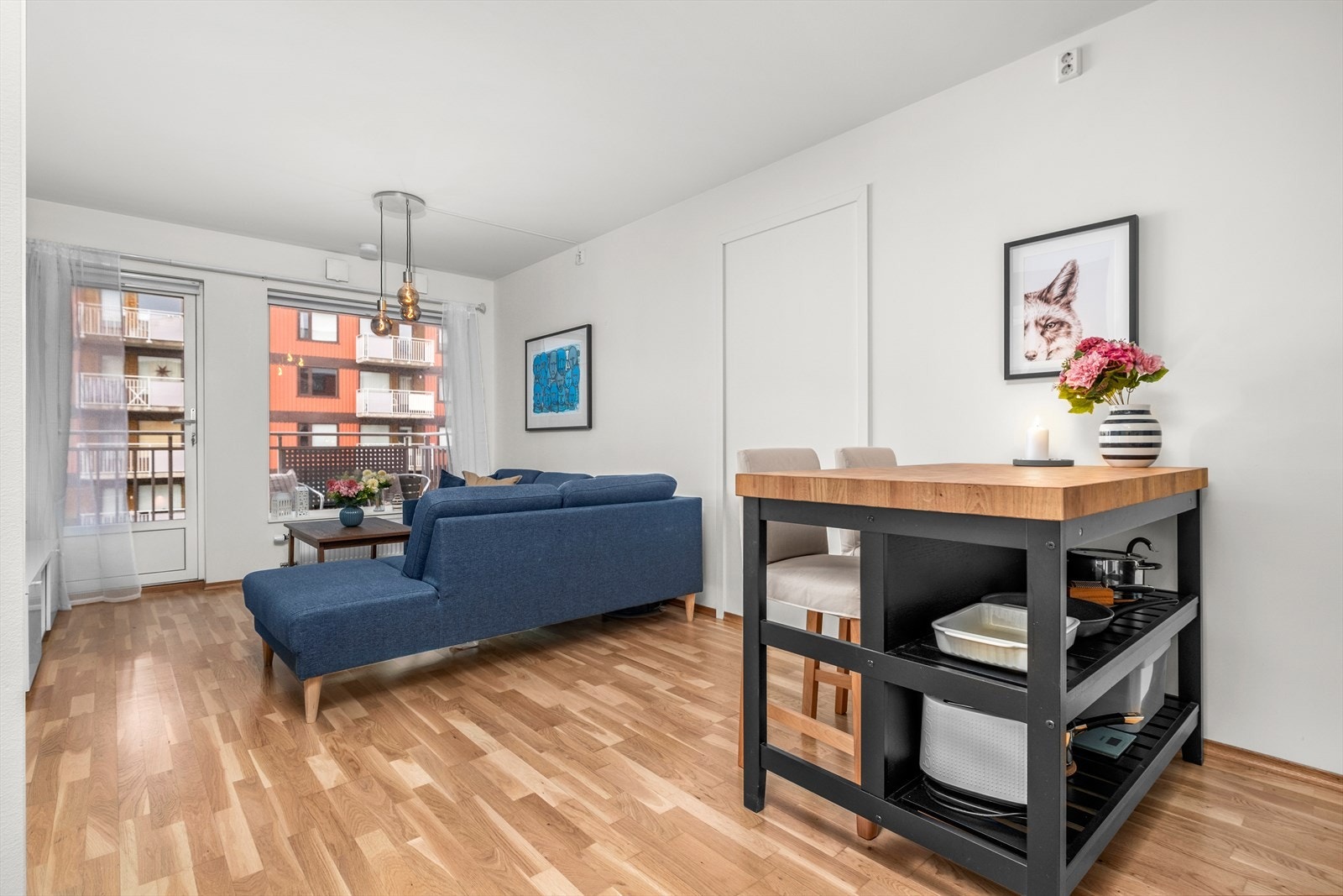 Den åpne stue- kjøkkenløsningen strekker seg over 20m², og byr på flere møbleringsmuligheter. Galleribilde