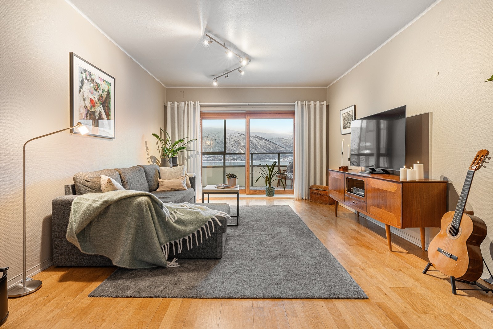 Romslige oppholdsrom med generøs takhøyde. Galleribilde