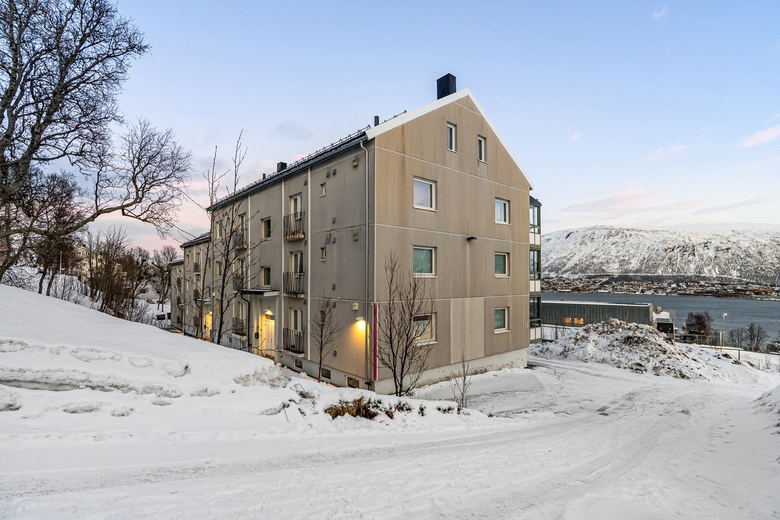 Flott, etterspurt og sentral beliggenhet ovenfor (og litt nord for) Tromsø sentrum. Galleribilde