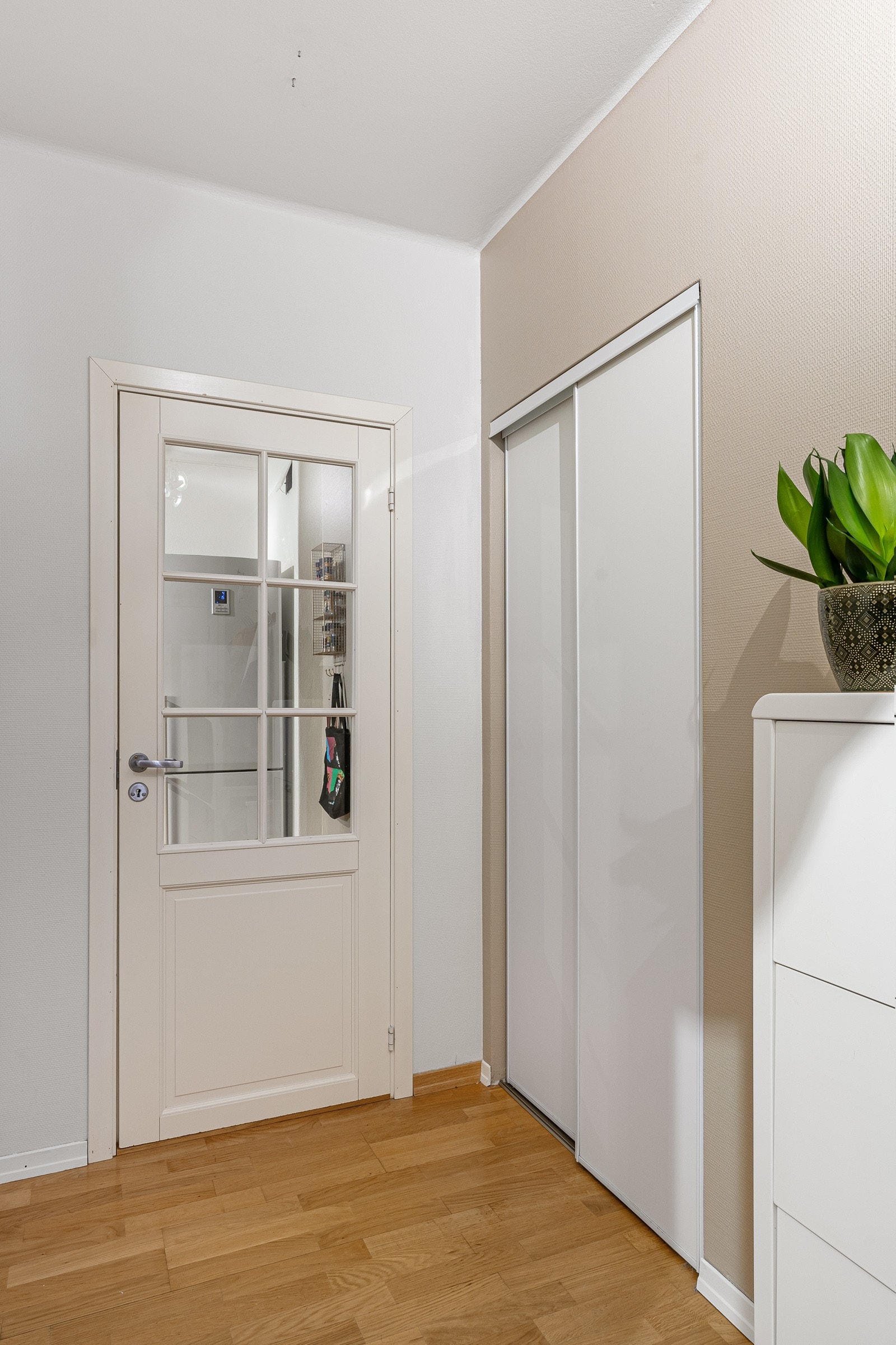 Velkommen inn! Garderobeskap i entré med plass for sko og yttertøy. Galleribilde