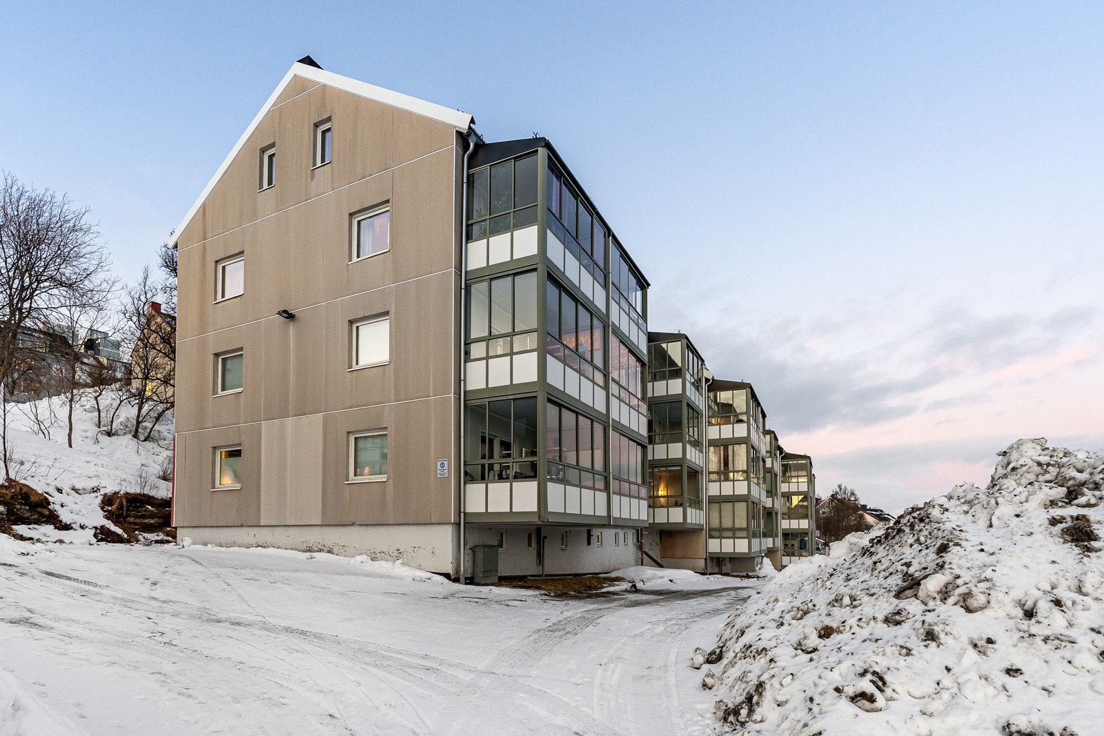 Leiligheten ligger fint til i en høy 1. etasje, uten innsyn, og med fantastisk utsikt. Aksjelaget har oppstillingsplasser for bil rett utenfor blokka. Galleribilde