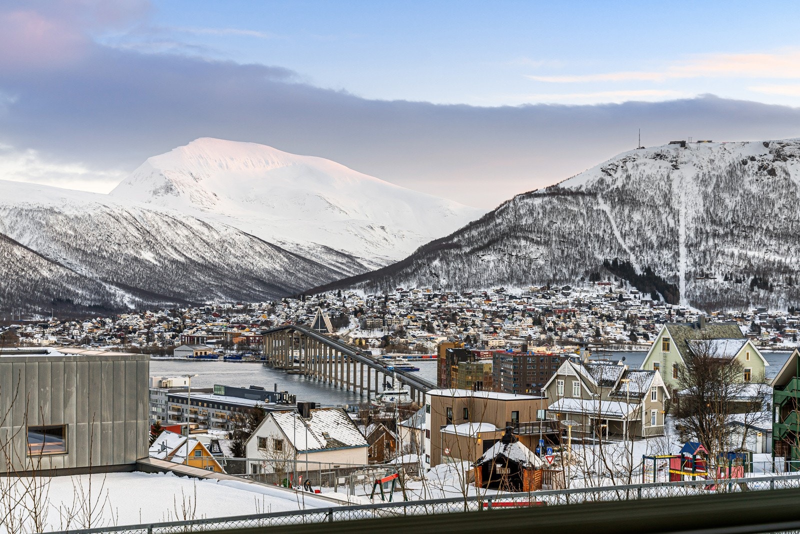 Her ser man både Tromsdalstinden, Tromsøbrua, Fjellheisen og Ishavskatedralen. Galleribilde