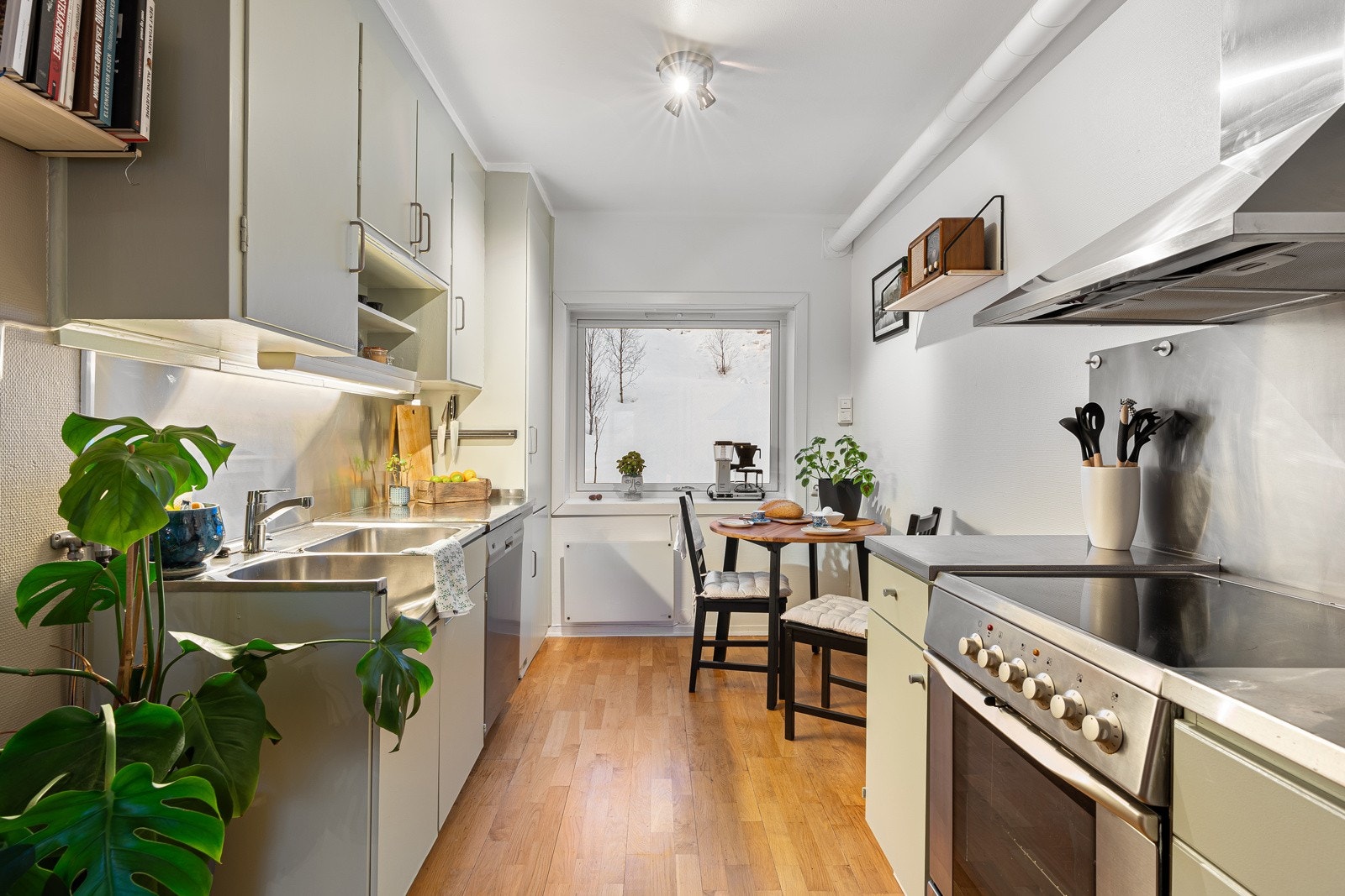 Kjøkkenet har tilstrekkelig med skap- og benkeplass. Galleribilde