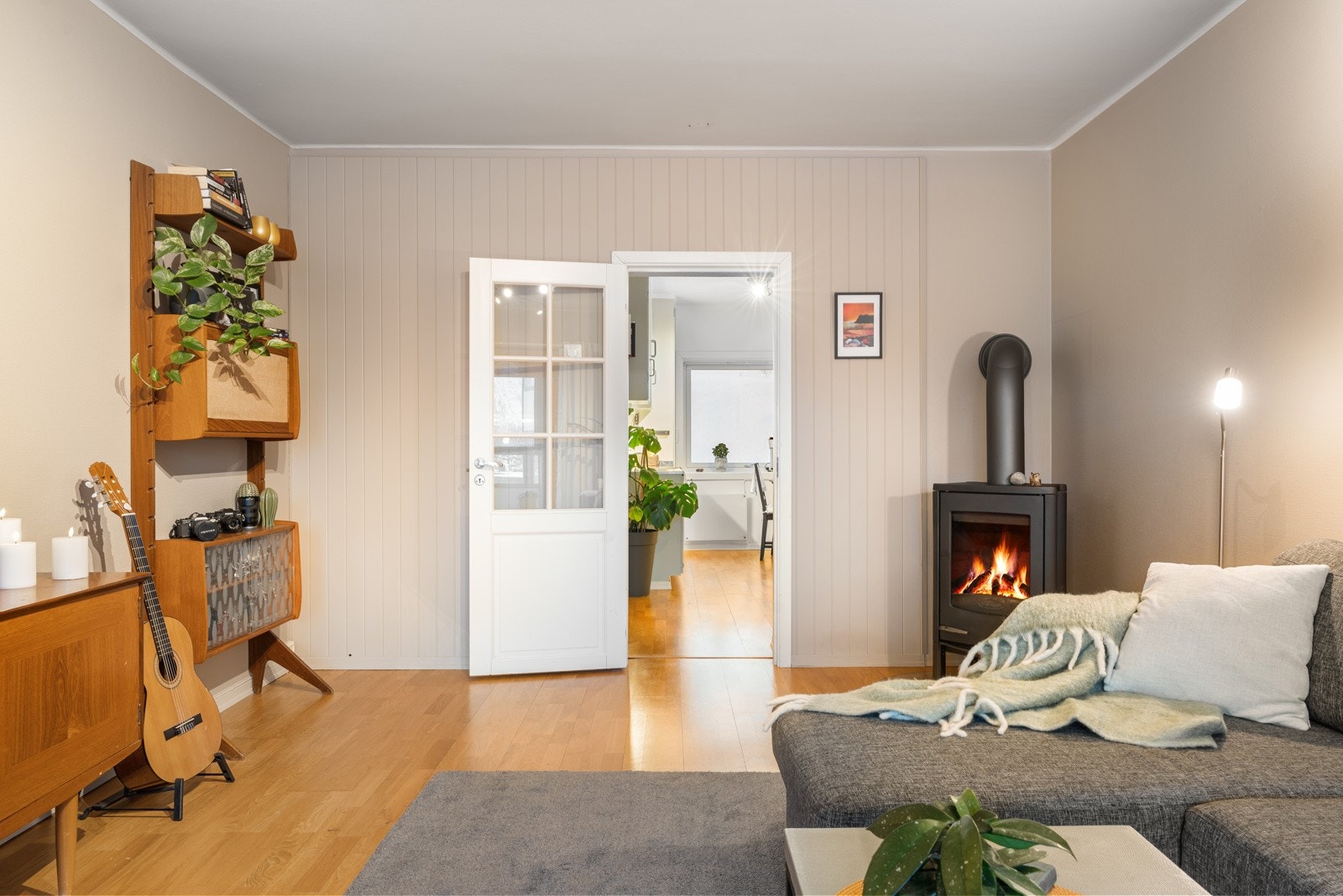 Vedfyringen bidrar til en behagelig temperatur og lavere strømkostnader på vinteren. Galleribilde