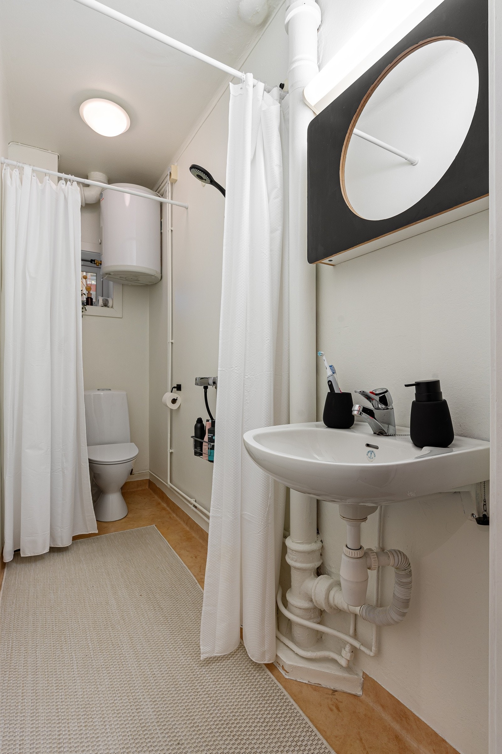 Badet er utstyrt med dusj, toalett og servant. Galleribilde