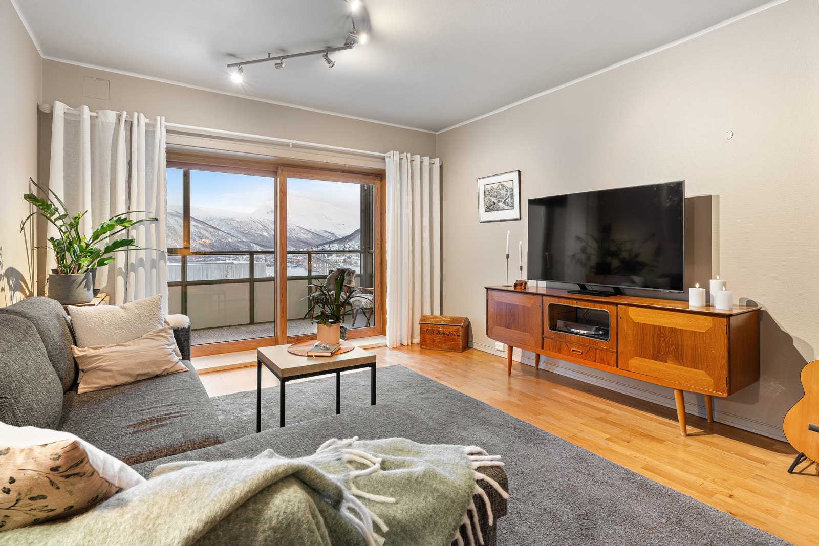 Stuen har naturlige soner for sofagruppe med TV. Galleribilde