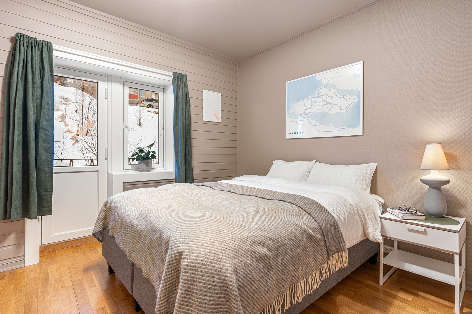 Soverommet framstår romslig med god plass for stor seng og tilhørende nattbord. Galleribilde