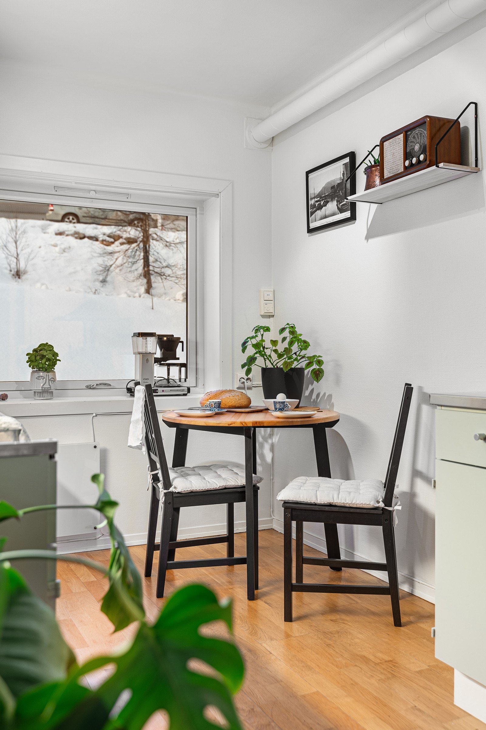 Det er også plass for sittegruppe på kjøkkenet. Galleribilde