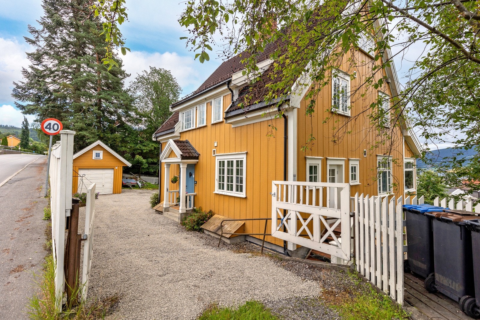 Innkjøring fra Kirkegata til romslig og god gårdsplass. Galleribilde
