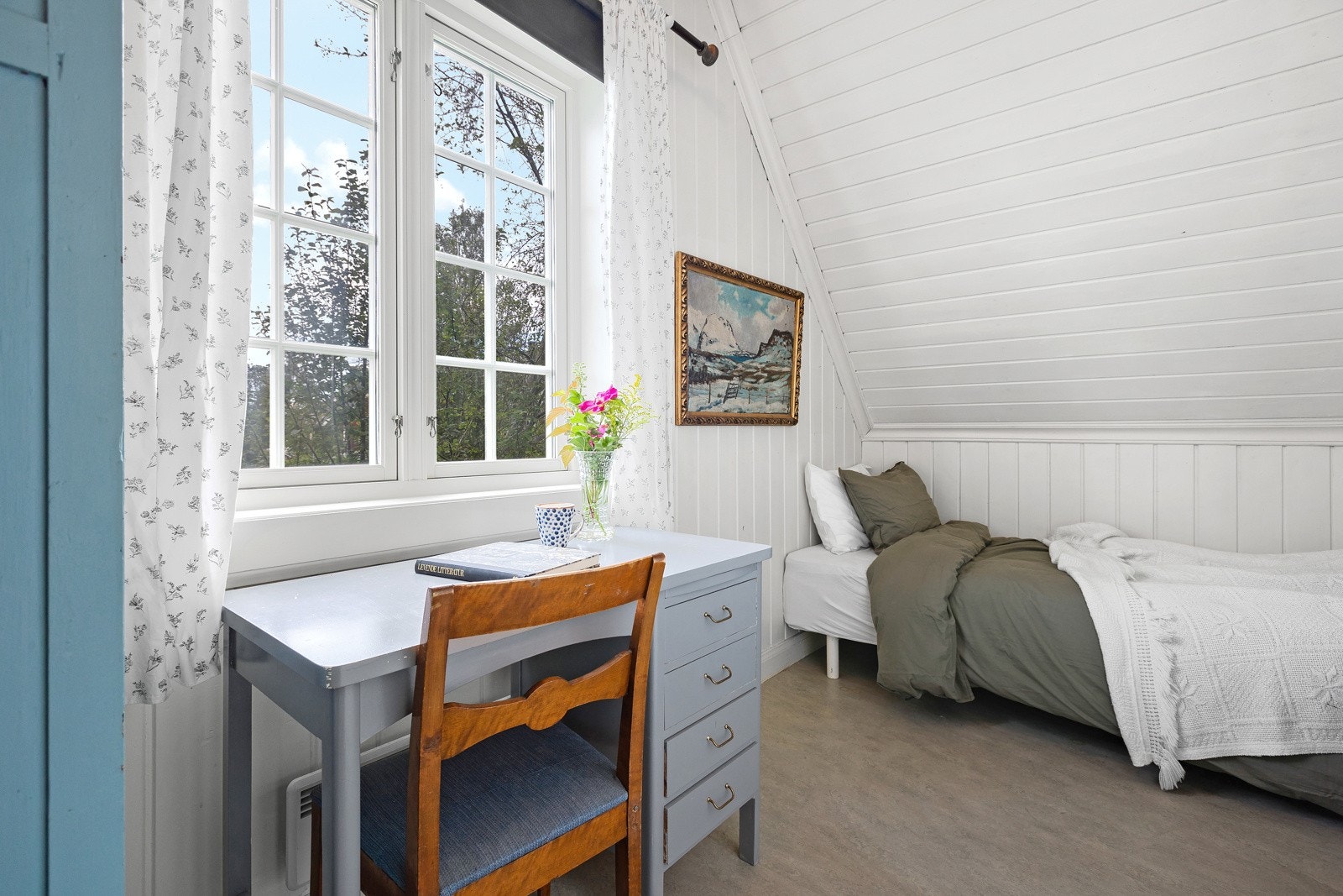 Hyggelig soverom med skråtak, igjen med tidsriktige overflater og stilart. Galleribilde