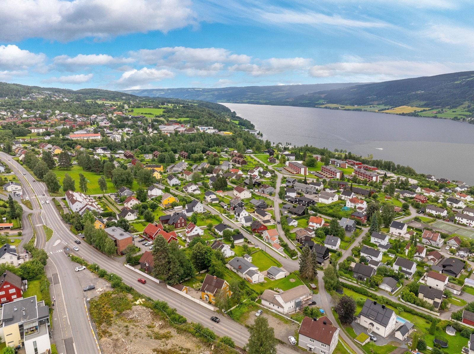 Eiendommen ligger sør for sentrumskjernen i byen. Et veletablert og hyggelig boligområde. Galleribilde