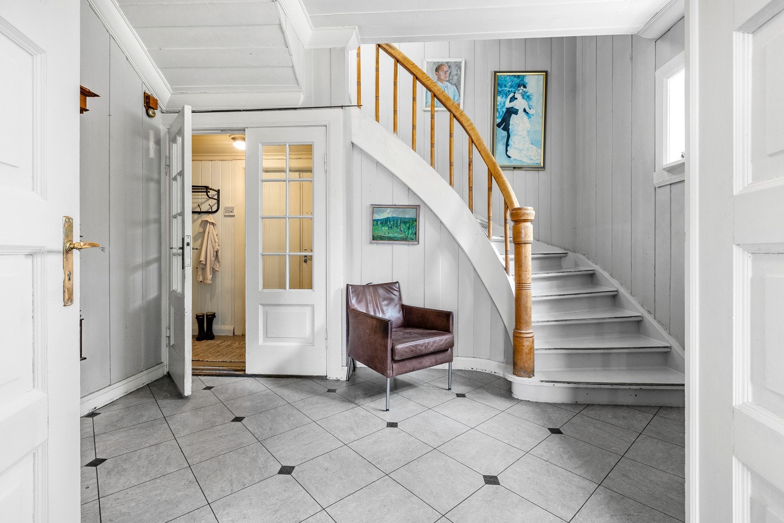 Velkommen inn - romslig og klassisk entre/hall med trapp videre opp til 2. etasje i boligen, Galleribilde