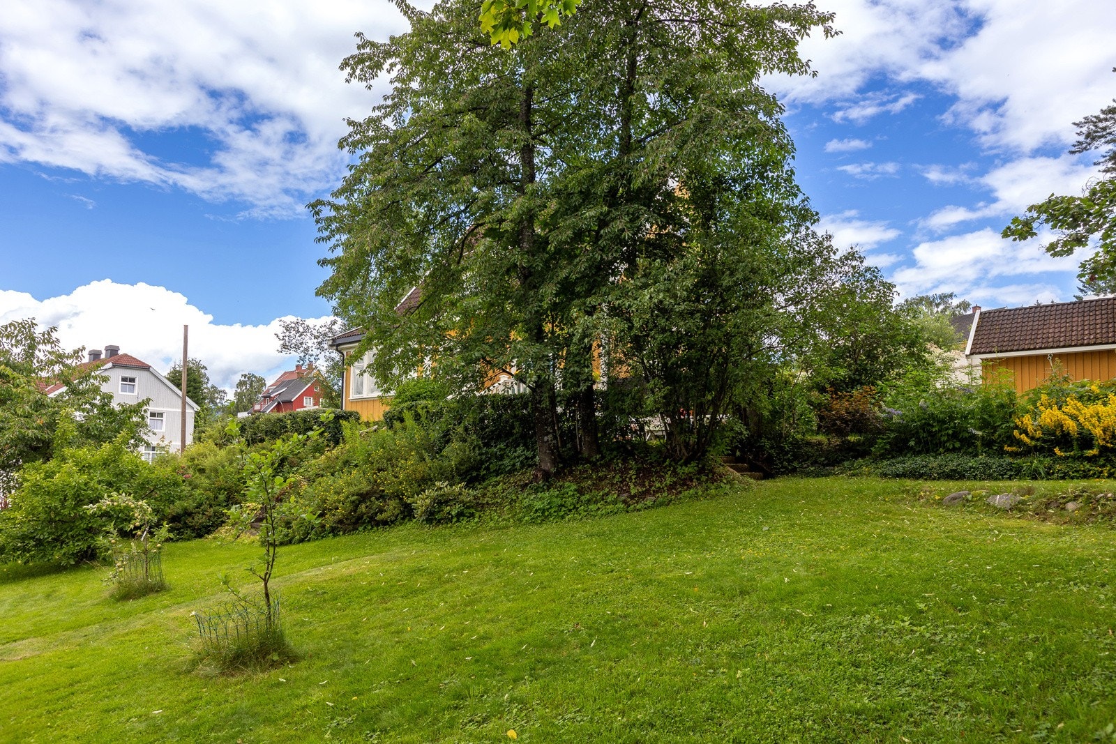 Svakt skrånende tomt med fin boltringsplass for en aktiv barnefamilie. Galleribilde