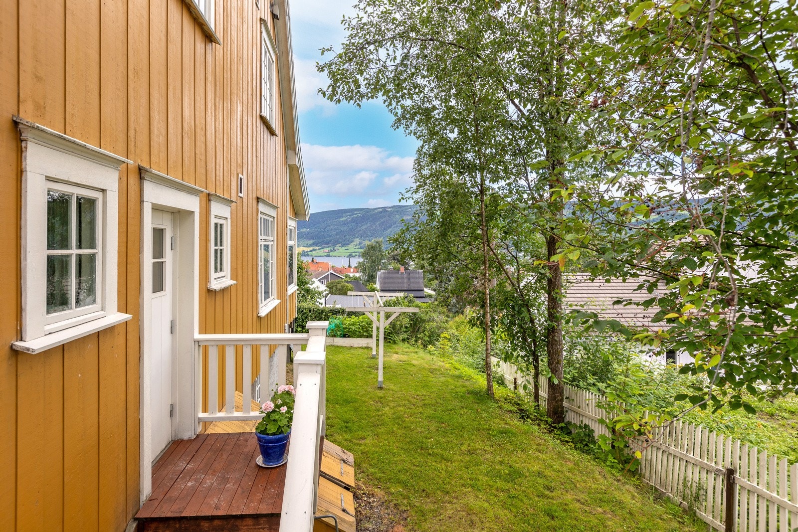 Fra nordsiden av huset er det inngang direkte til kjøkkenet. Galleribilde