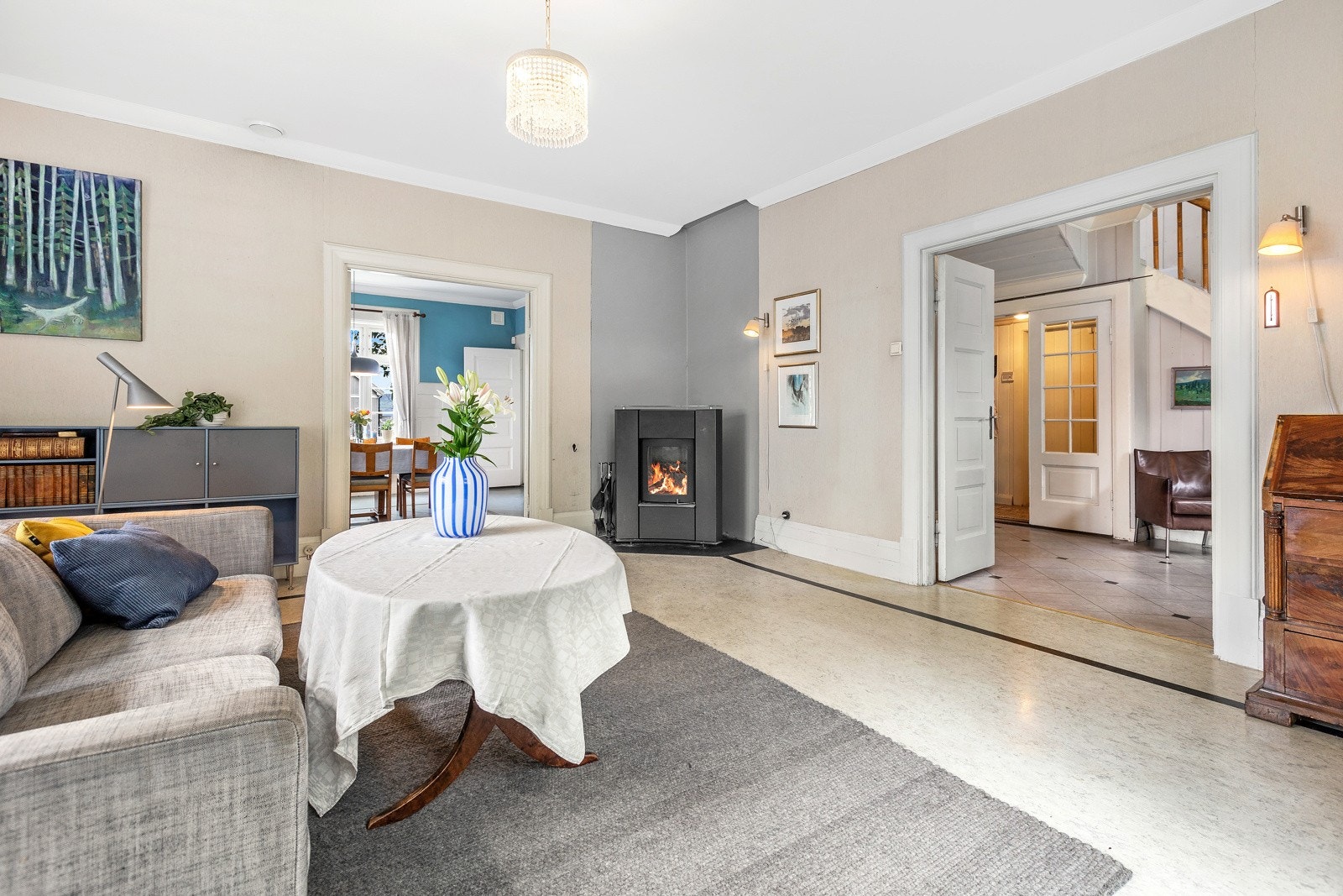 Hovedstuen har innstallert en nyere varmekilde. Det er lyse og tidsriktige fargevalg på overflatene. Galleribilde