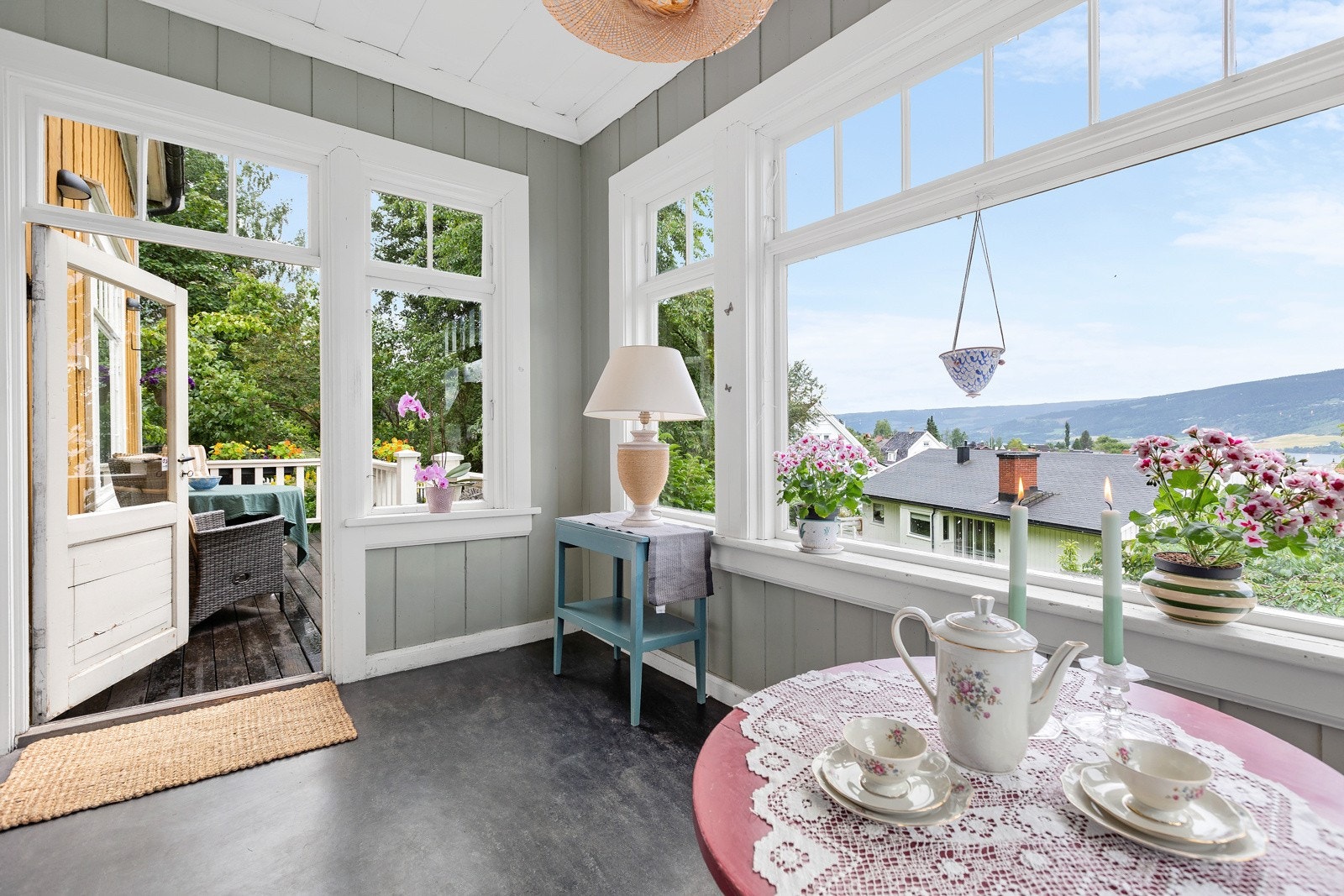 Fra den klassiske vinterhagener det direkte tilgang til terrasseplatting og hagearealer. Galleribilde