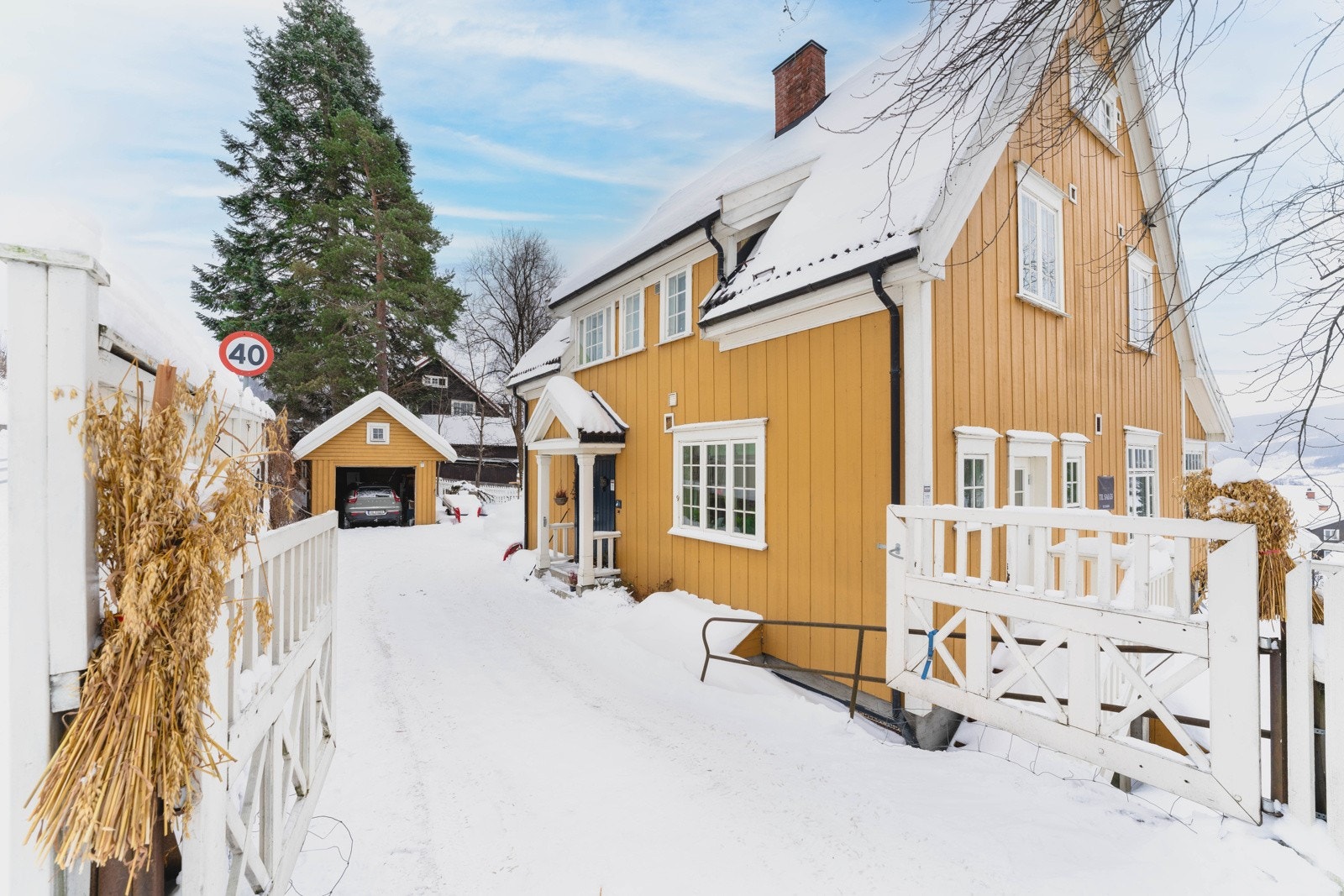 Innkjøring fra Kirkegata til romslig og god gårdsplass. Galleribilde