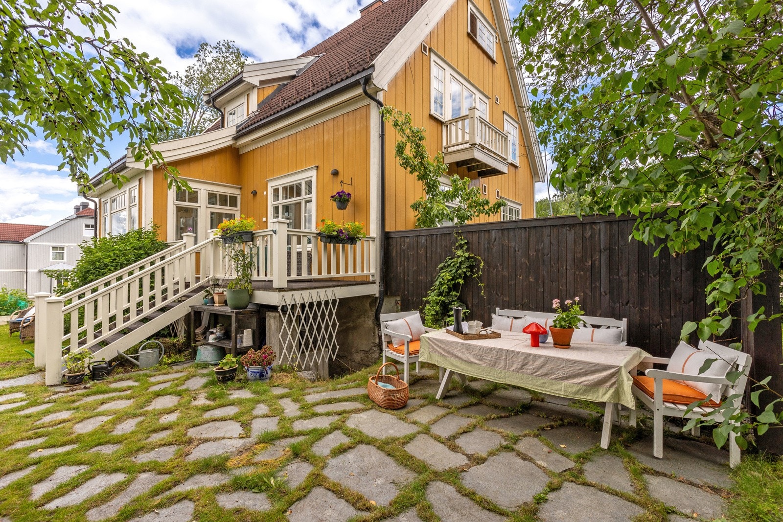 Velkommen til eiendommen Kirkegata 2L - I hagen er det flere gode soner for bruk av uteområdene. Galleribilde