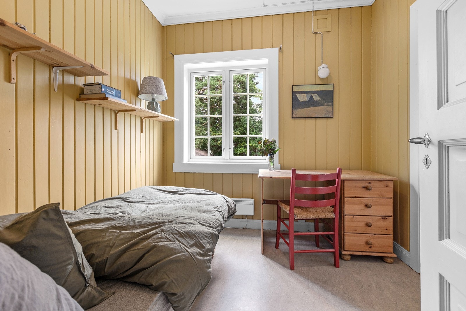 Soverom med linoleumsbelegg og malte paneloverflater ellers. Galleribilde
