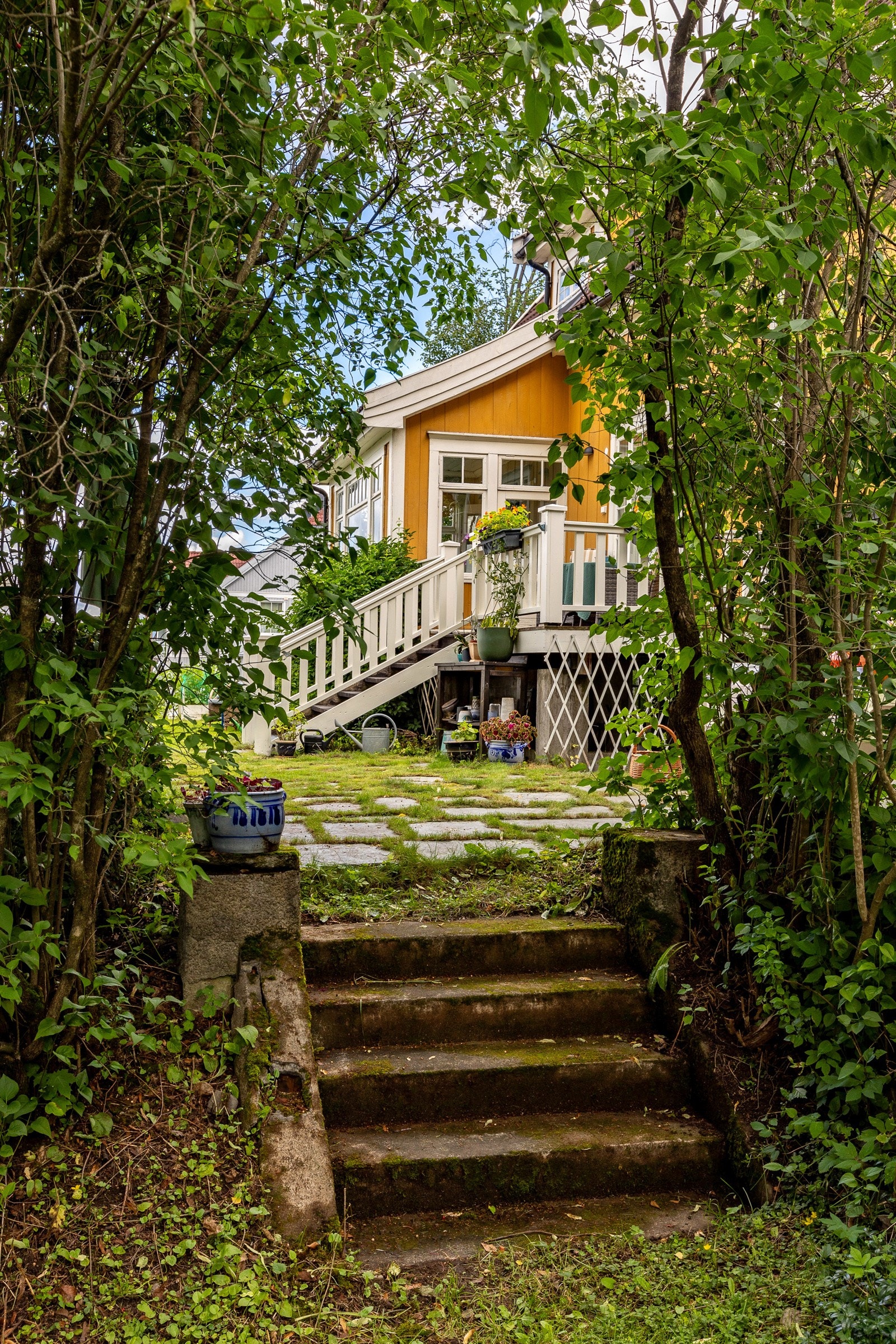 Koselige detaljer på eiendommen som vitner om en eldre, godt etablert boligeiendom. Galleribilde