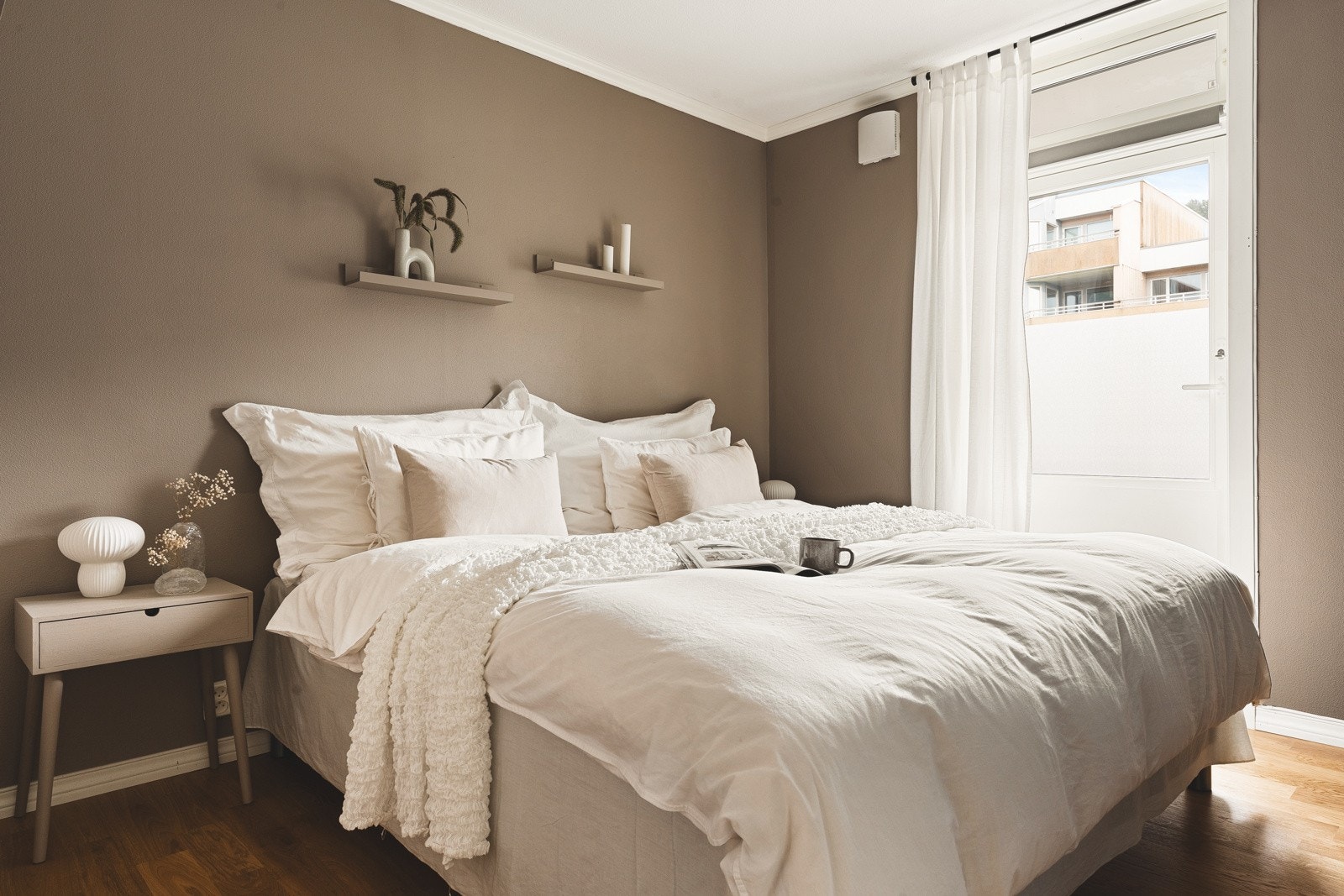 Hovedsoverom har en nydelig lun farge på veggene og tilkomst til terrassen på fremsiden. Galleribilde