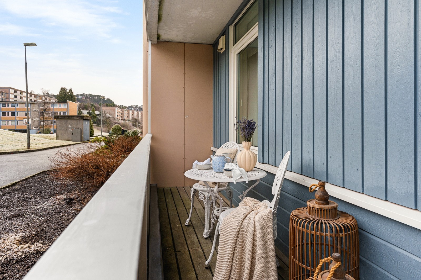 En av leilighetens to terrasser med utgang fra soverom. Her kan du nyte morgensolen. Galleribilde