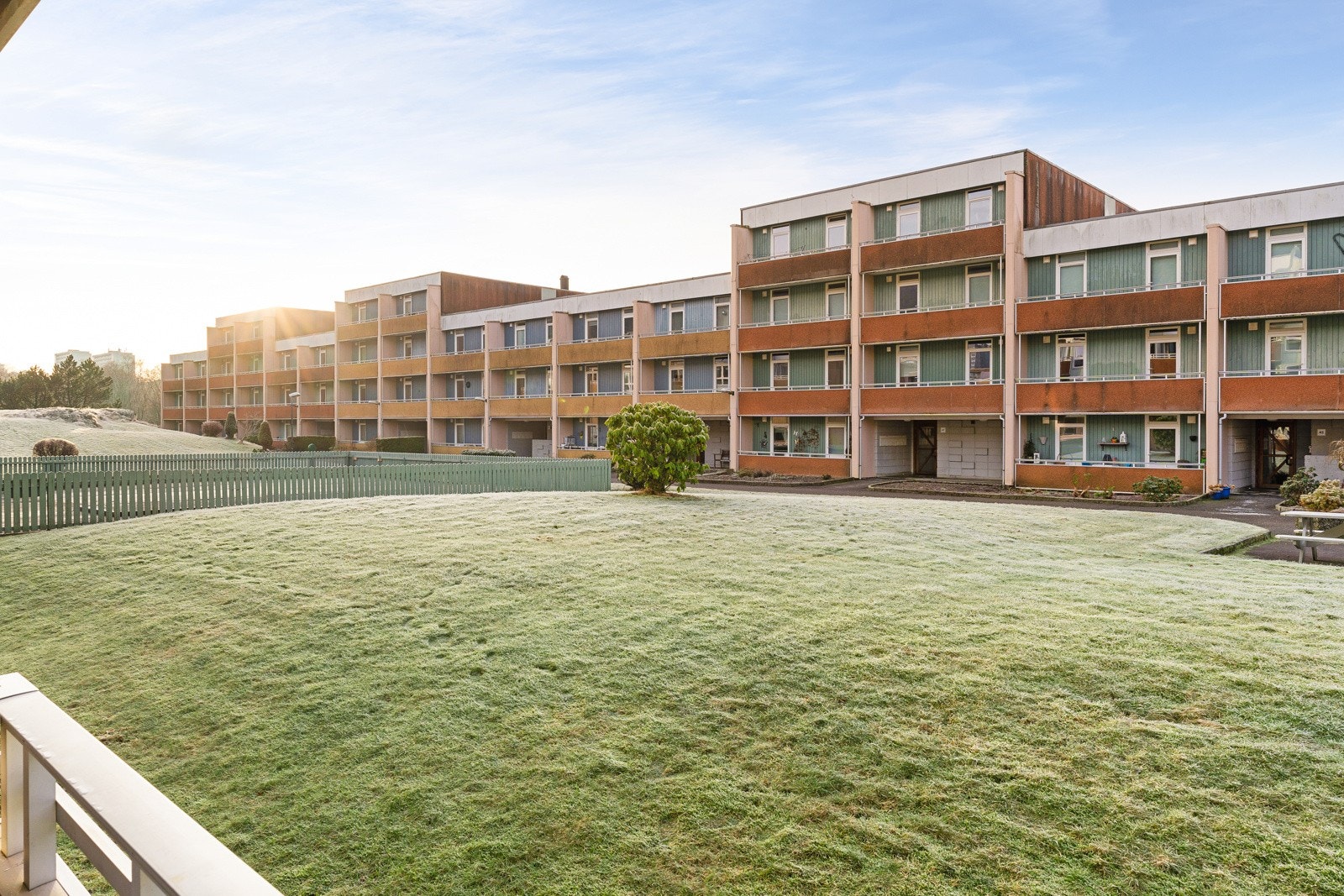 Fra boligen er det kort avstand til skoler i alle alderstrinn, barnehager og idrettsanlegg. Galleribilde