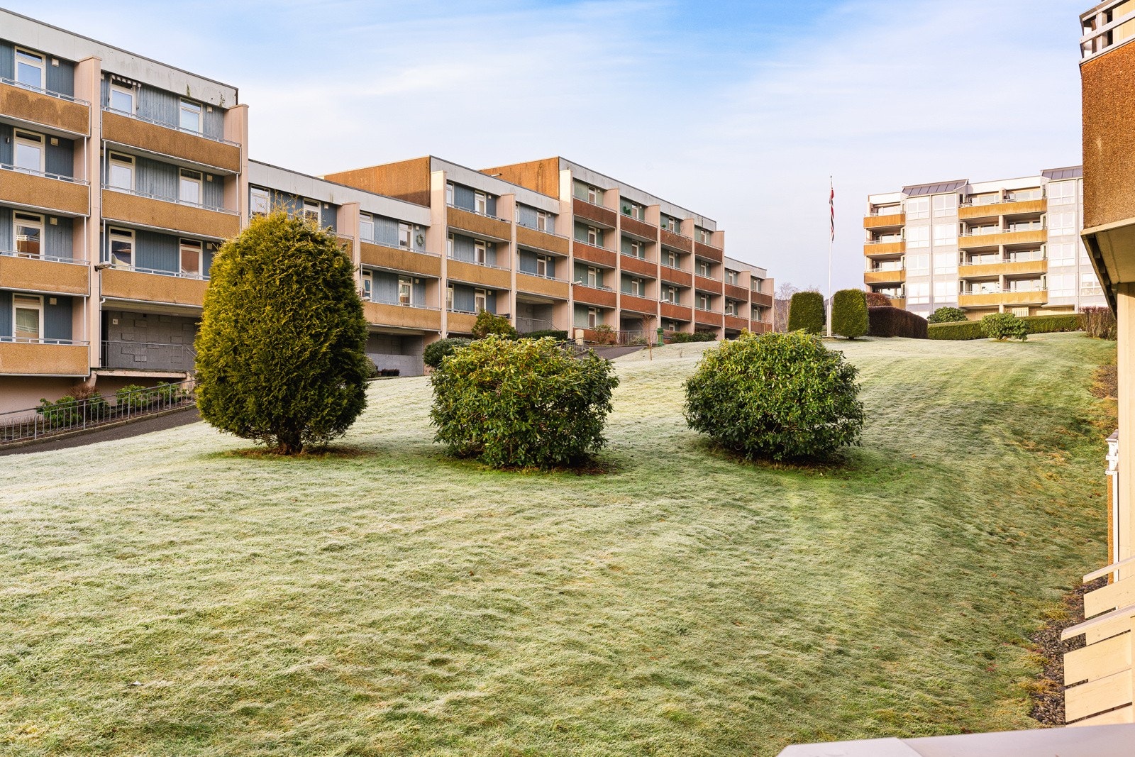 Leiligheten har fin beliggenhet i Vestre Sælemyr borettslag. Galleribilde