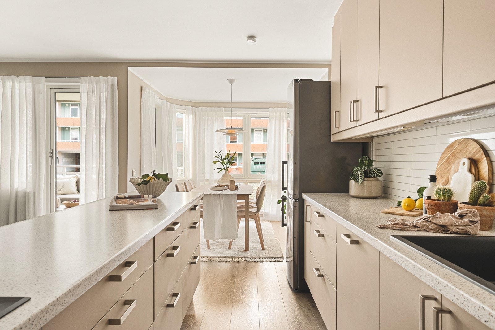 Kjøkkenet har slette fronter og en laminat benkeplate med nedfelt vask i kompositt. Galleribilde