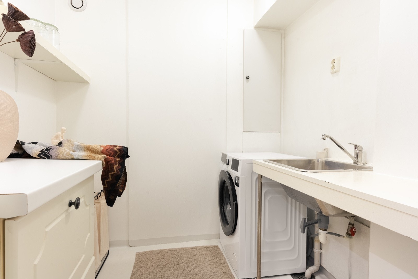 Leiligheten har et praktisk vaskerom på 3,5 kvm. Rommet er innredet med en benkeplate med nedfelt skyllekar samt opplegg for vaskemaskin. Galleribilde