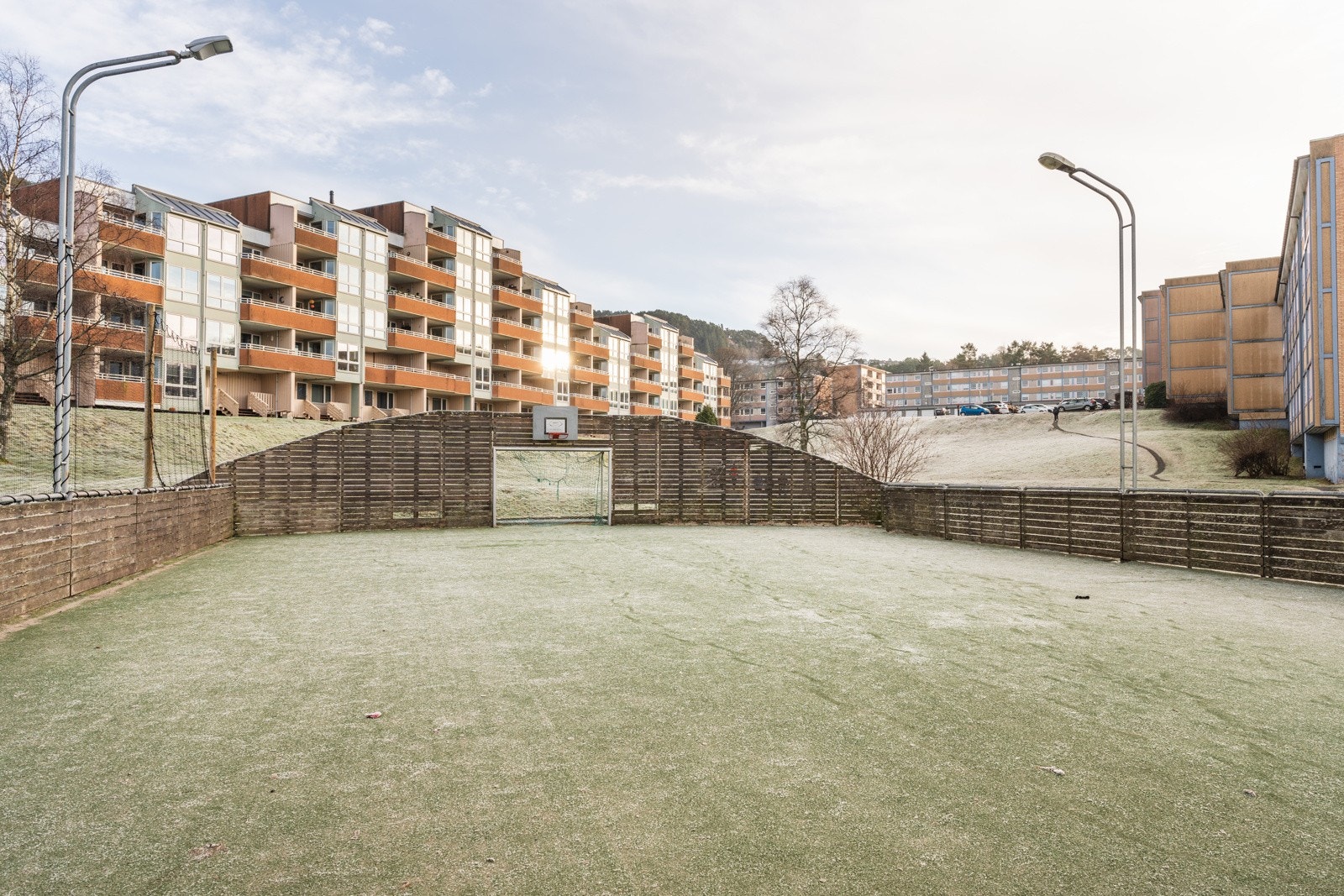 Det er flere lekeplasser i område, blant annet en ballbinge. Galleribilde