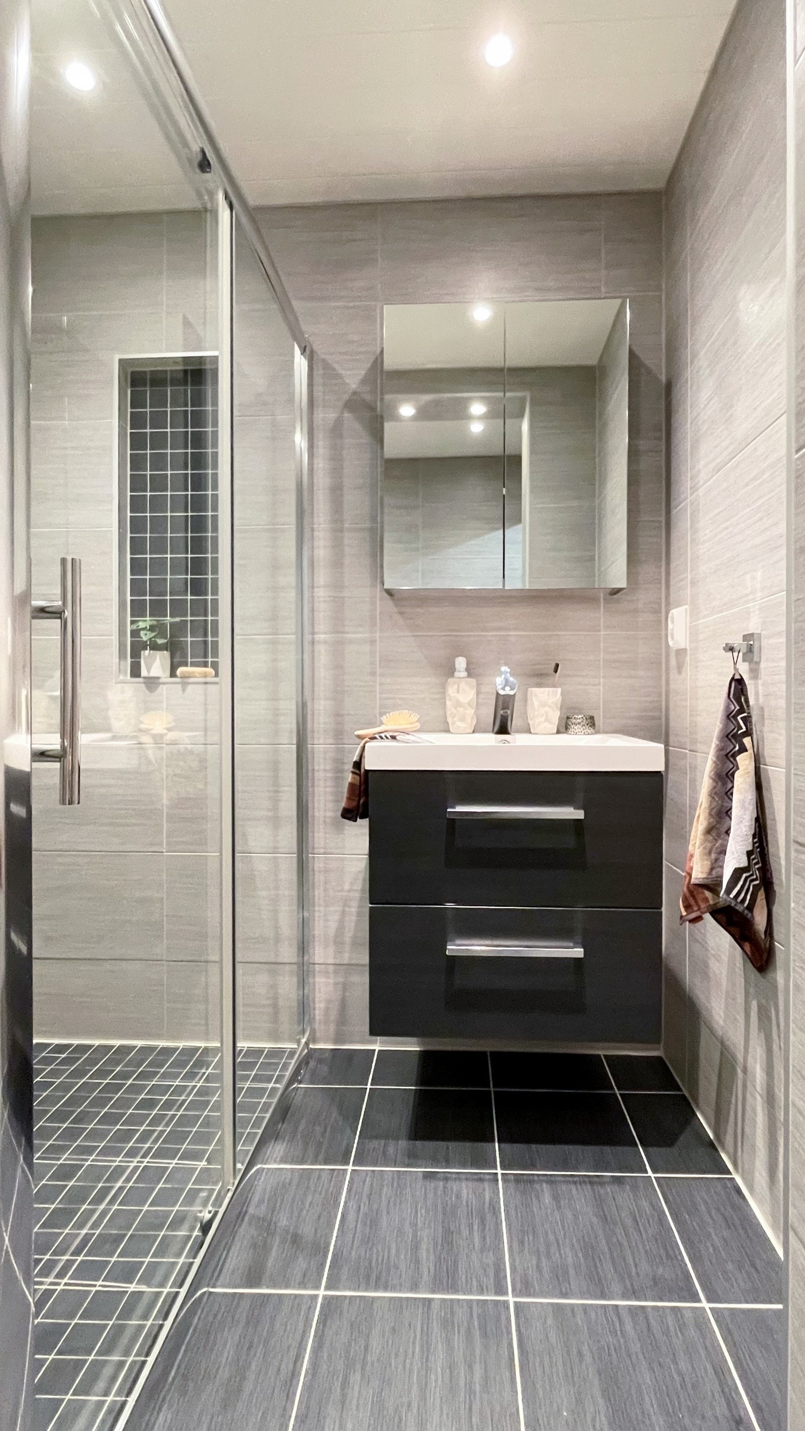 Baderom er helfliset med moderne farger. Galleribilde