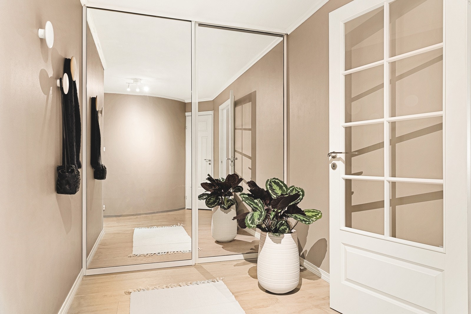 Det første som møter deg er en lys og luftig entré på 13,8 kvm. Galleribilde