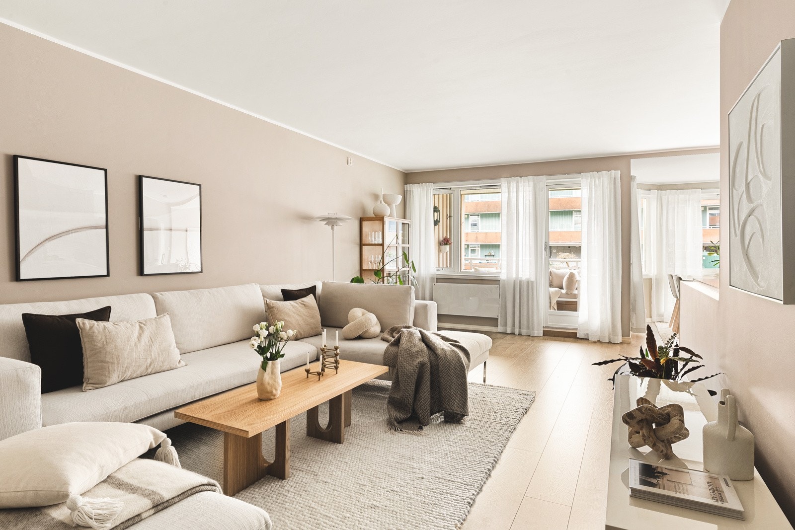 Stuen har store vindusflater og en terrassedør som gir rikelig med dagslys. Galleribilde