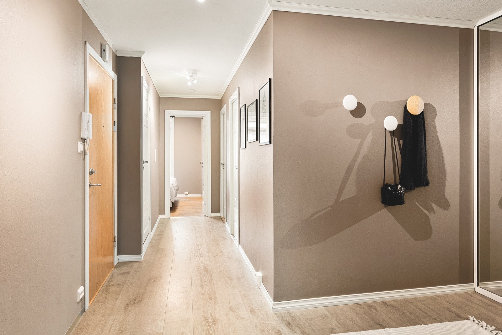 Her er det gode muligheter for oppbevaring og garderobe i tillegg til boligens to eksterne boder. Galleribilde