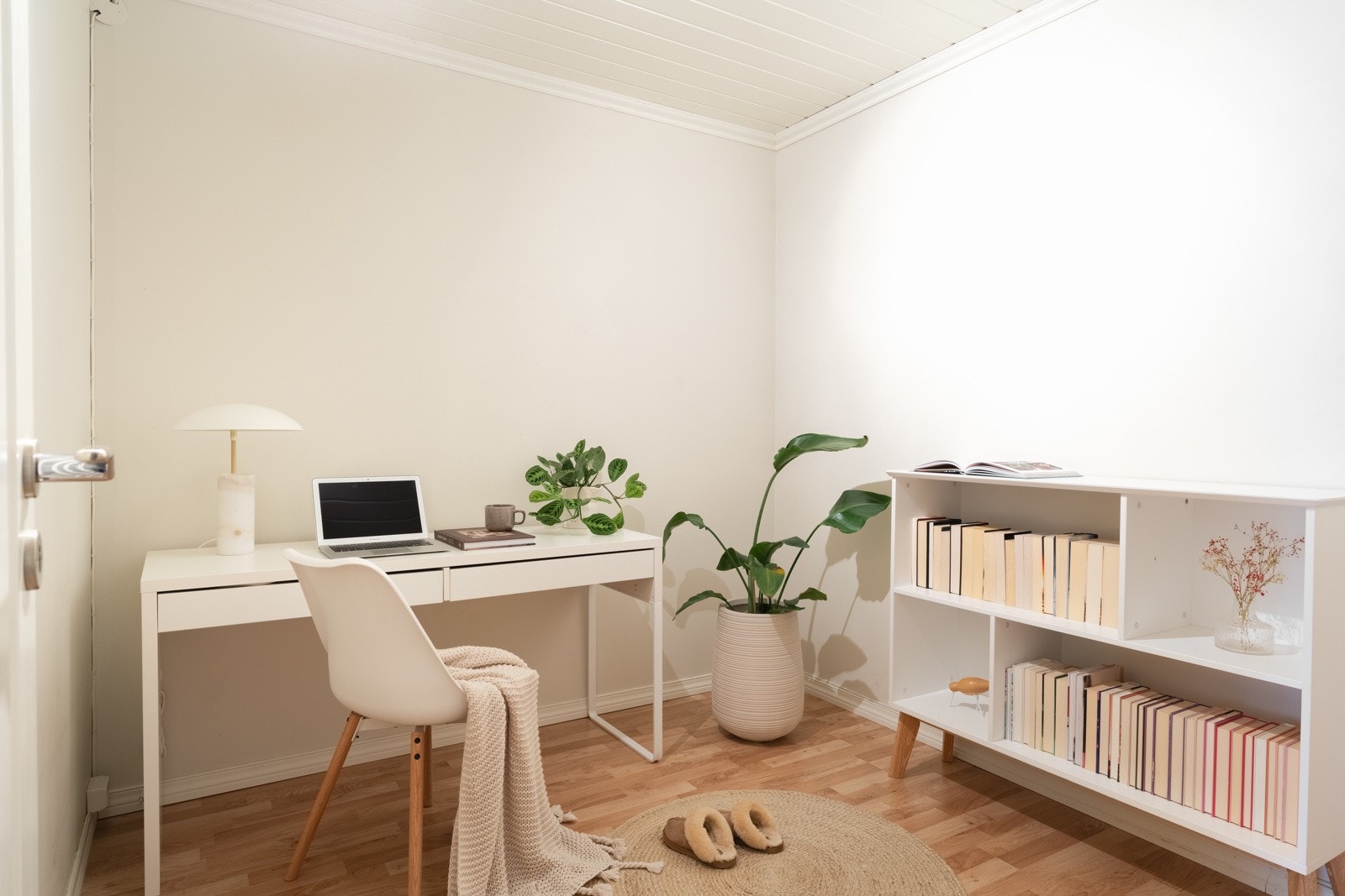 Det romslige ekstrarommet gir mulighet for fleksibel bruk, enten du trenger et hjemmekontor, hobbyrom eller gjerne et walk-in closet. Galleribilde