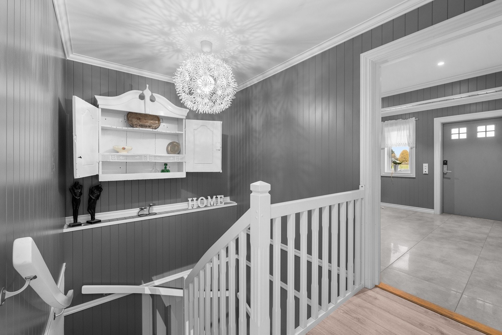 Fra entreen er det adkomst til gang med trapp ned til underetasje og åpen løsning til stuen Galleribilde