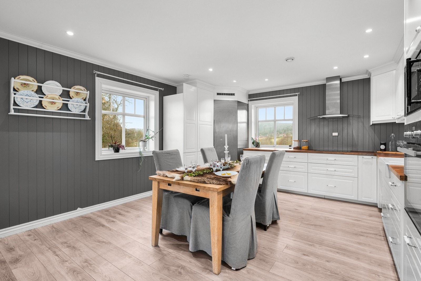 Innbydende og pent kjøkken med god plass for spisegruppe Galleribilde