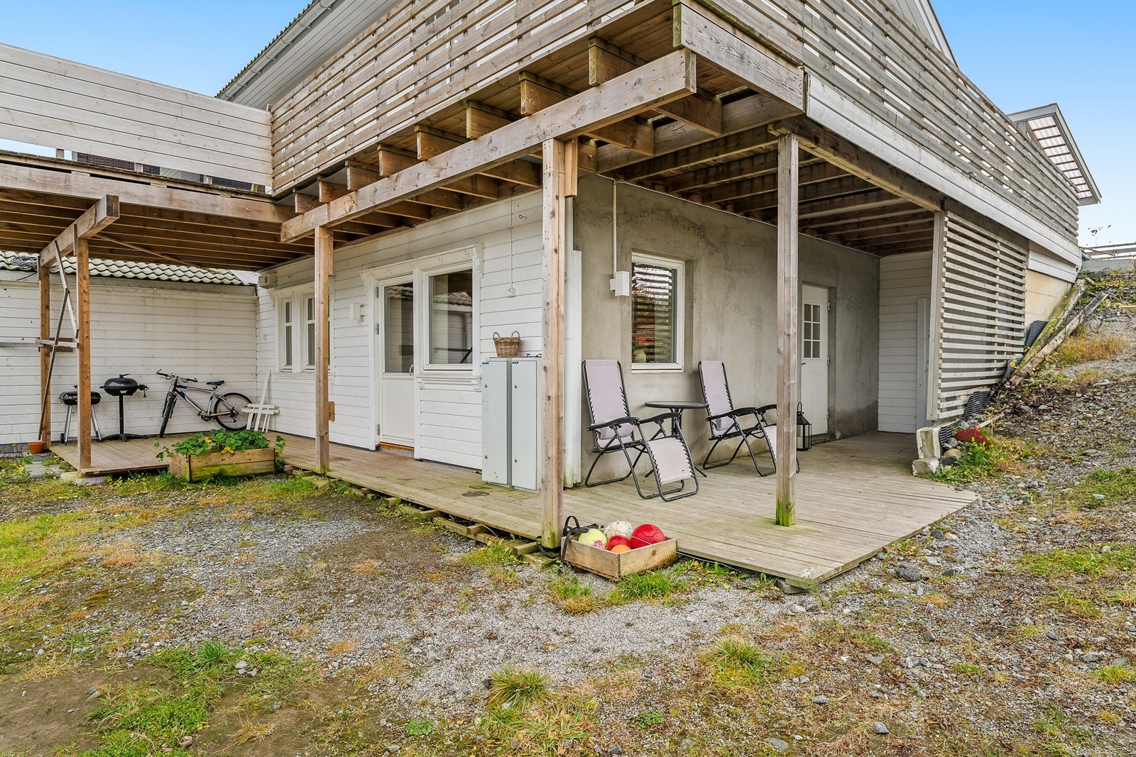 Uteplass på baksiden av boligen med platting rundt Galleribilde