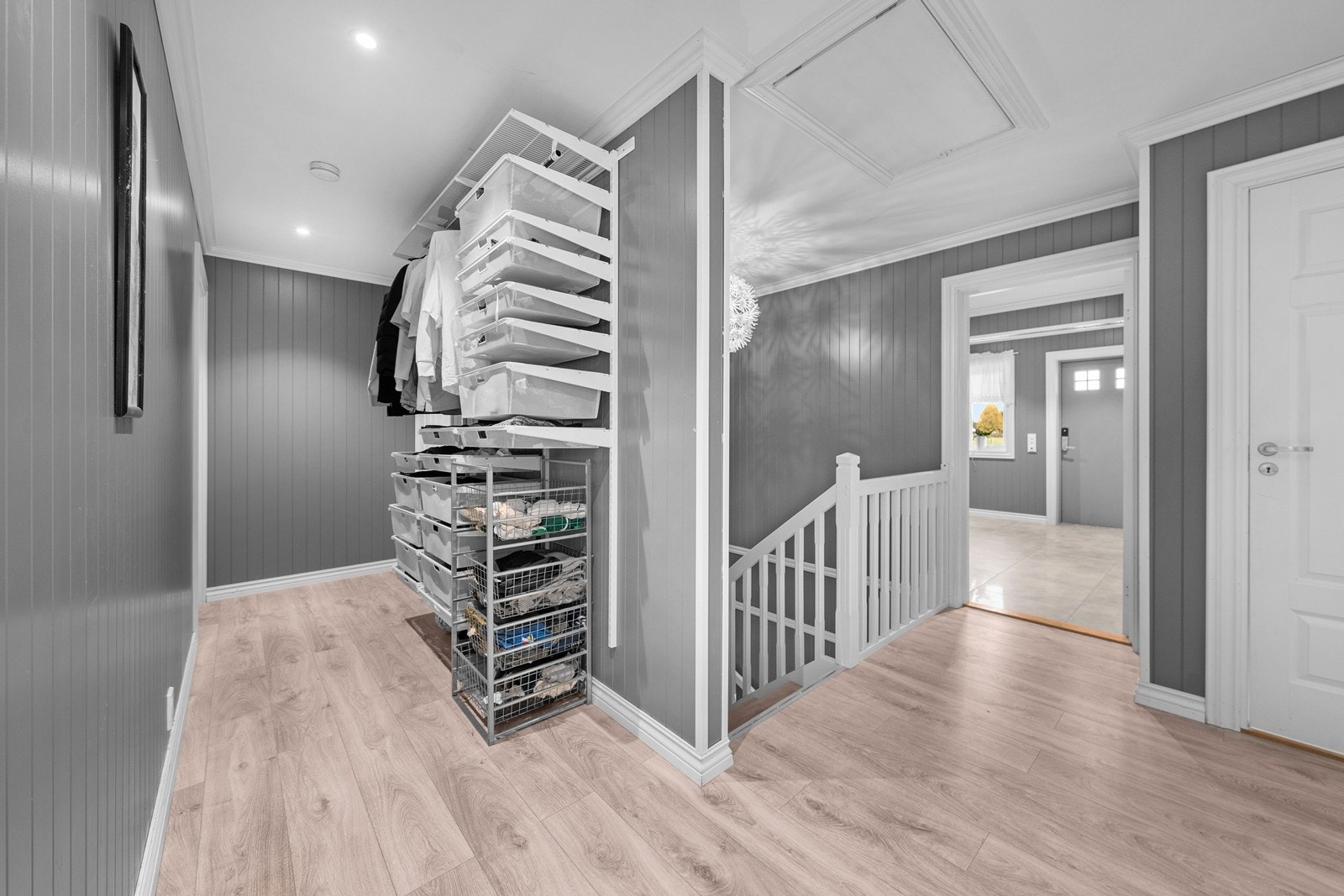 Gang med plass for oppbevaring Galleribilde